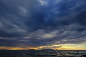 Cloudy Atmosphere Images Impressions: Thunderclouds at sunset on the beach