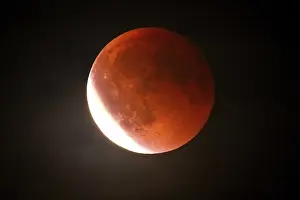 Atmospheric Night Shot Impressions: After a total lunar eclipse
