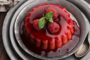 Raspberry Dessert Impressions: Vanilla pudding with raspberry and raspberry sauce