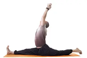 Fitness Wellbeing Impressions: Side view of yoga trainer posing on split