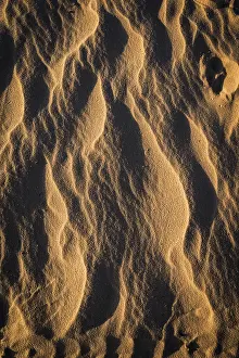 Impression encadrée : Les structures d'onde sur la plage sableuse éclatante.